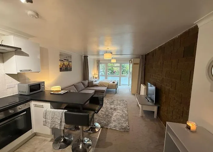 1St Floor Studio Flat In Crawley! Close To Gatwick