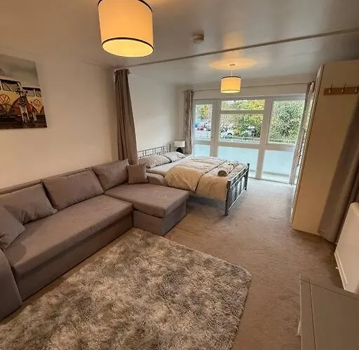1St Floor Studio Flat In Crawley! Close To Gatwick