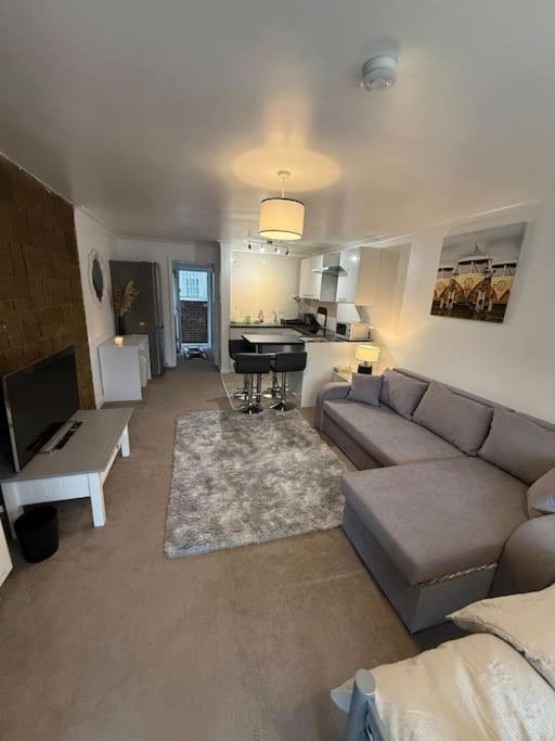 1st Floor Flat In Crawley! Close To Gatwick Apartment