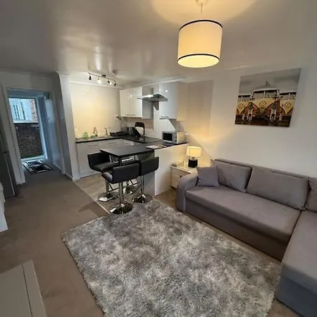 1St Floor Studio Flat In Crawley! Close To Gatwick Exterior photo