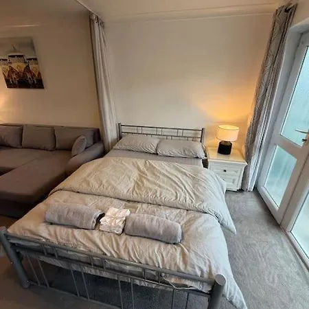 1St Floor Studio Flat In Crawley! Close To Gatwick Exterior photo