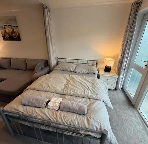 1St Floor Studio Flat In Crawley! Close To Gatwick