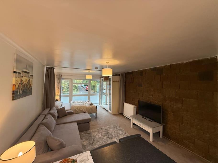 1st Floor Flat In Crawley! Close To Gatwick *
